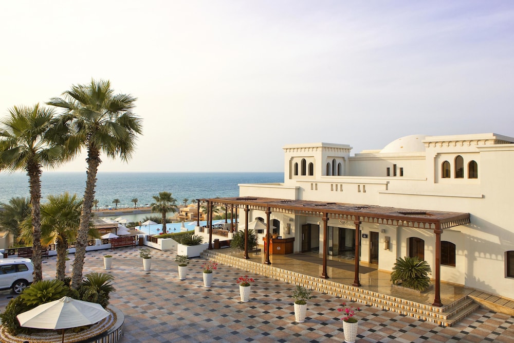 The Cove Rotana Resort — вид курорта