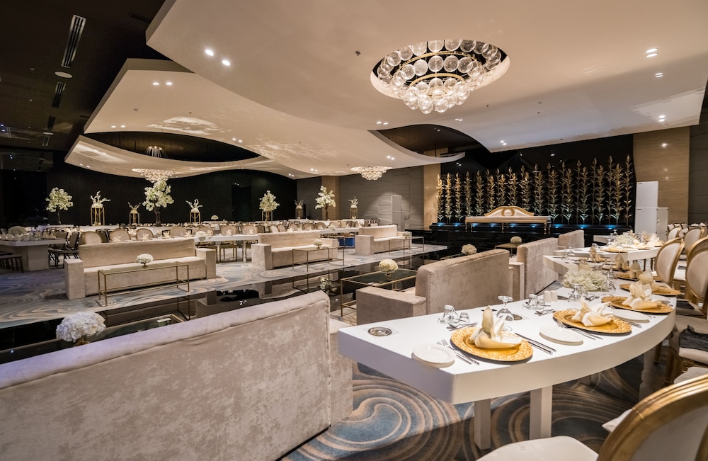 The Grove Hotel & Conference Centre — снимок 4