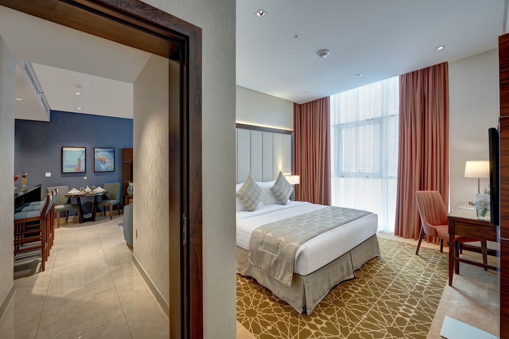Royal Continental Suites — снимок 30