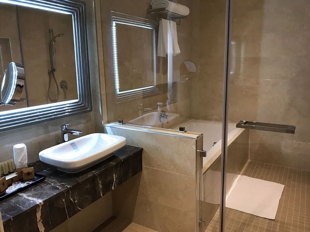 The Grove Hotel & Conference Centre — снимок 24