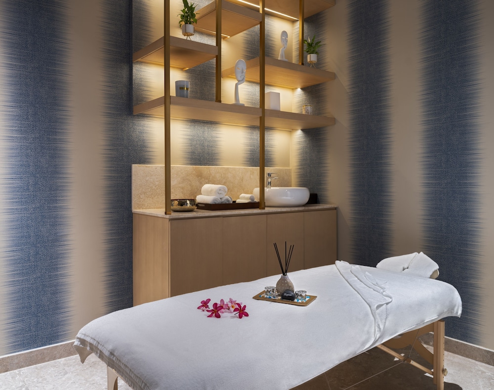 Avani Muscat Hotel & Suites — снимок 13