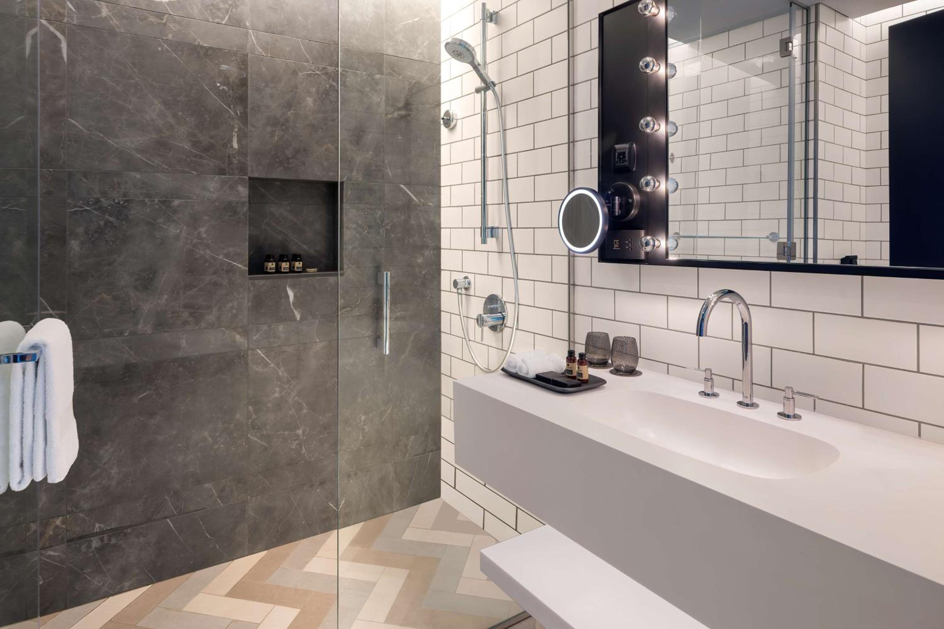 The WB Abu Dhabi, Curio Collection by Hilton — снимок 10