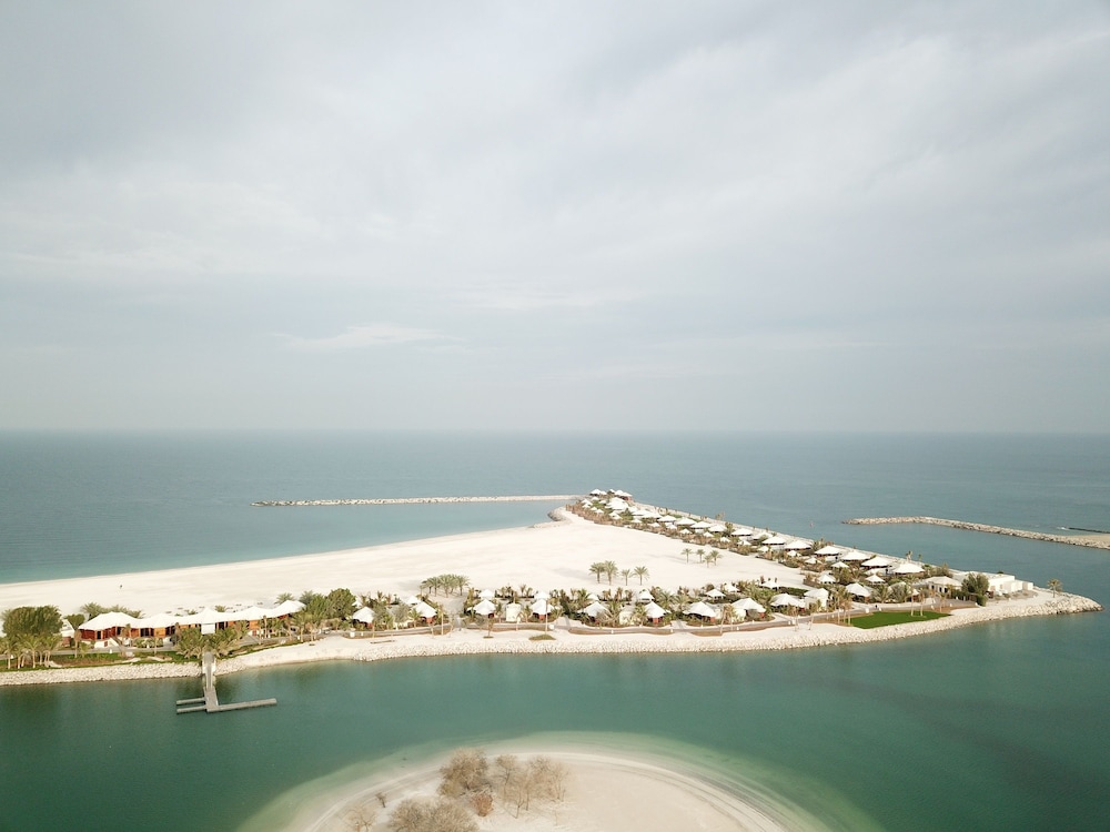 The Ritz-Carlton Ras Al Khaimah, Al Hamra Beach — вид курорта