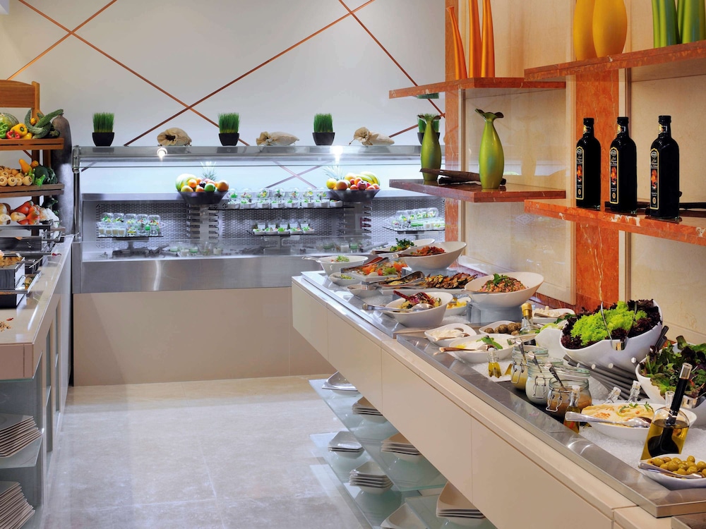 Mövenpick Hotel Jumeirah Lakes Towers — снимок 29
