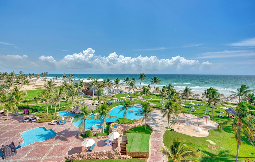 Crowne Plaza Resort Salalah, an IHG Hotel — вид курорта