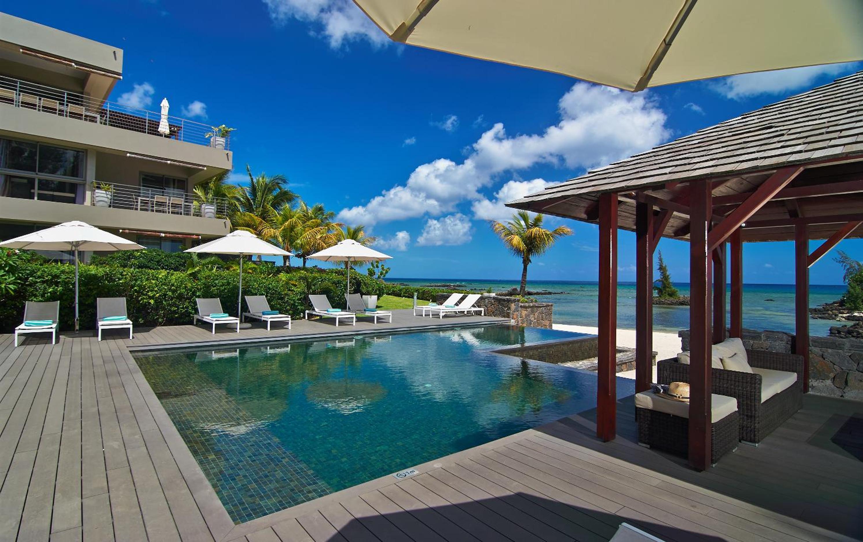 Bon Azur Beachfront Suites and Penthouses by Lov — вид курорта
