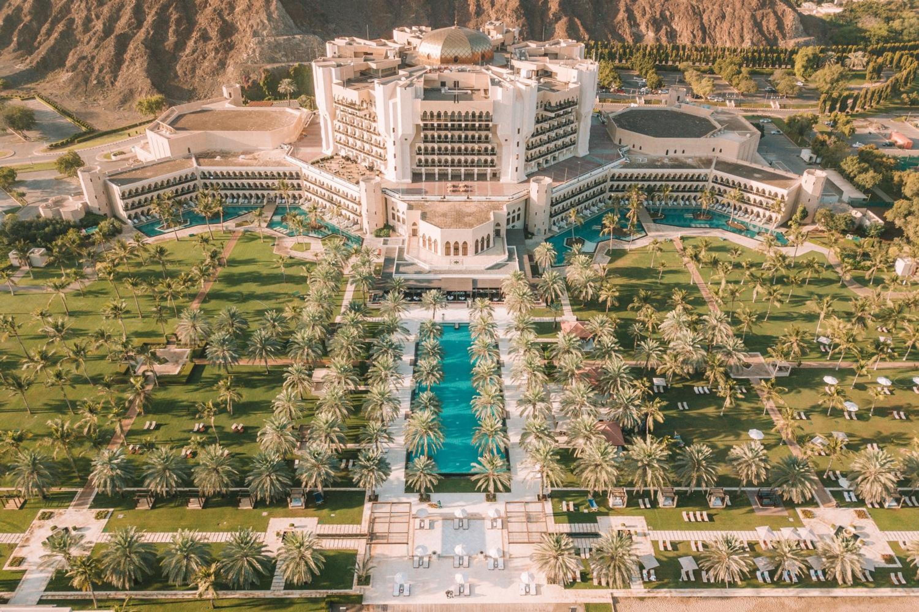 Al Bustan Palace, a Ritz-Carlton Hotel — вид курорта