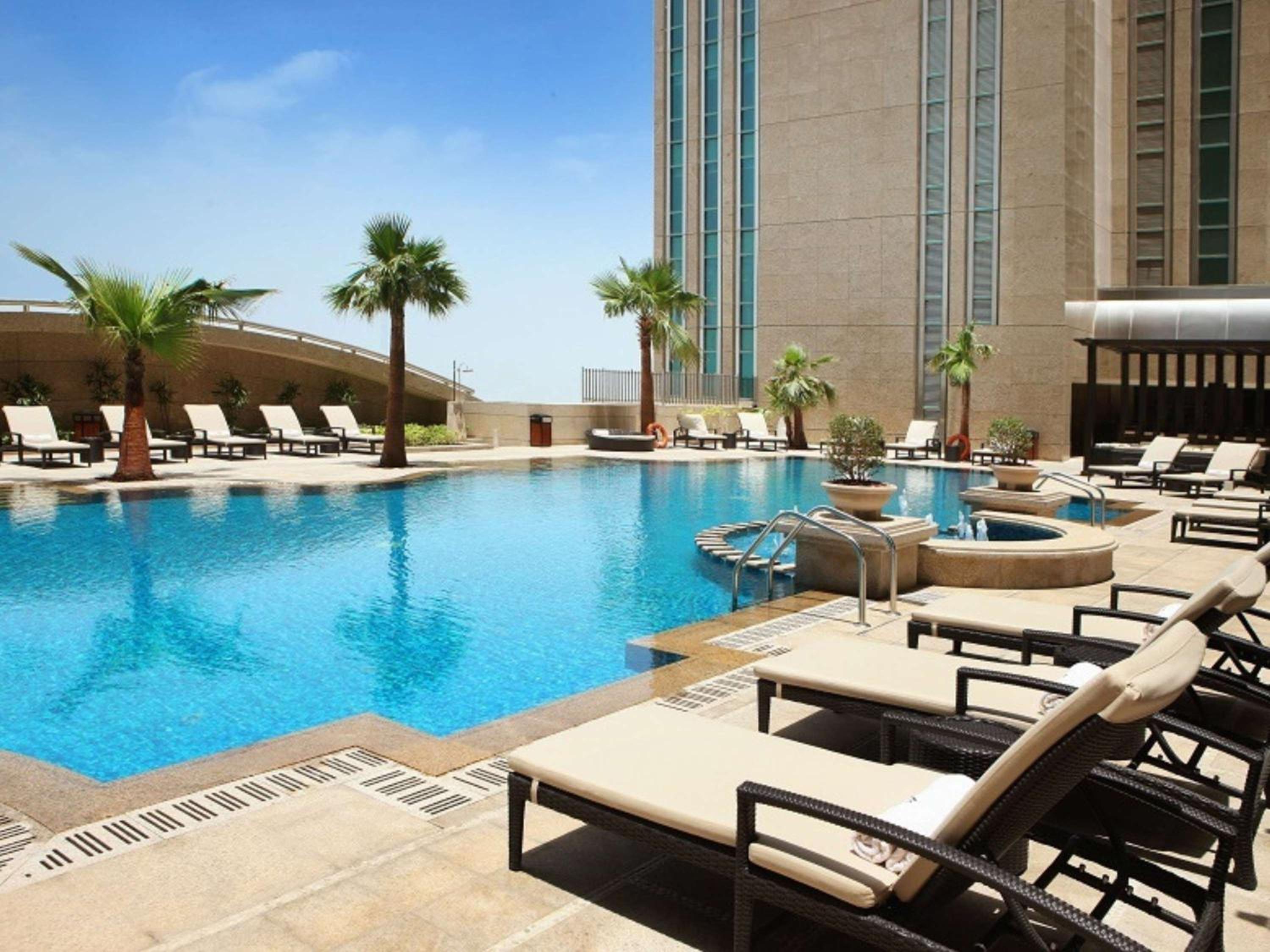 Sofitel Abu Dhabi Corniche — вид курорта
