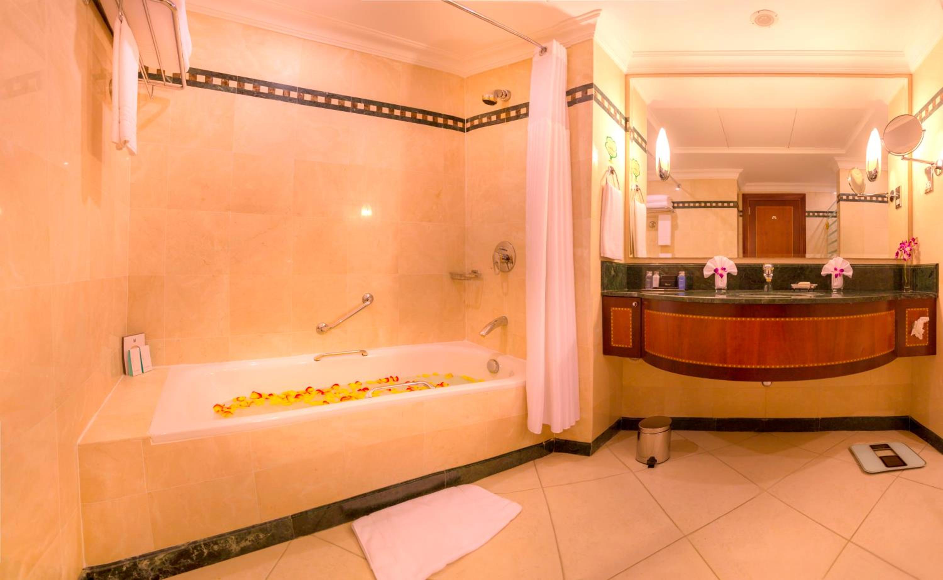 Corniche Hotel Abu Dhabi — снимок 26