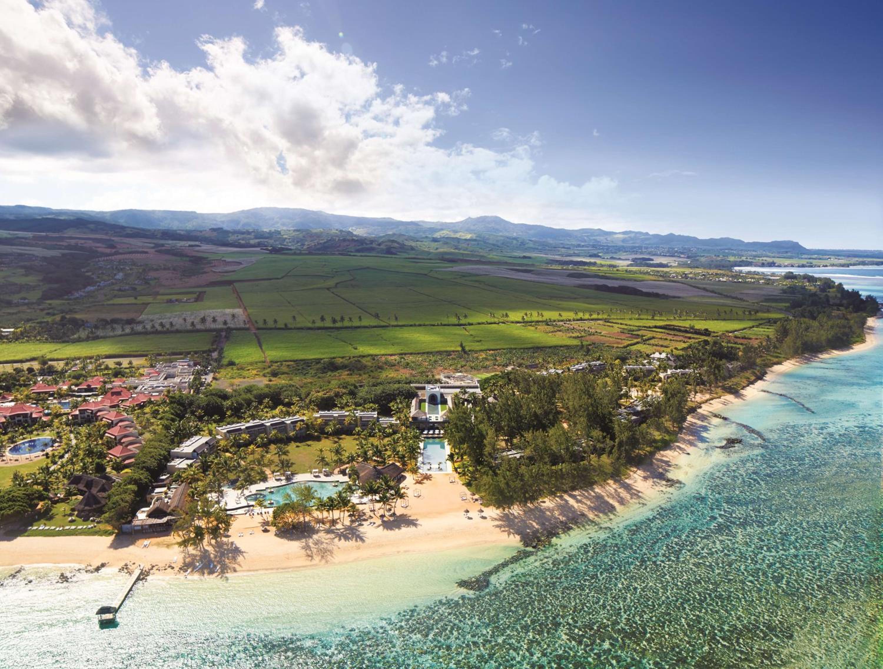 Outrigger Mauritius Beach Resort — вид курорта