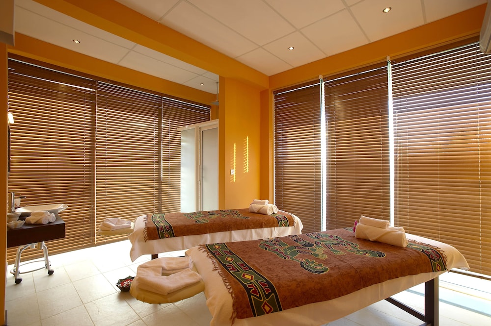 Hulhule Island Hotel — снимок 24