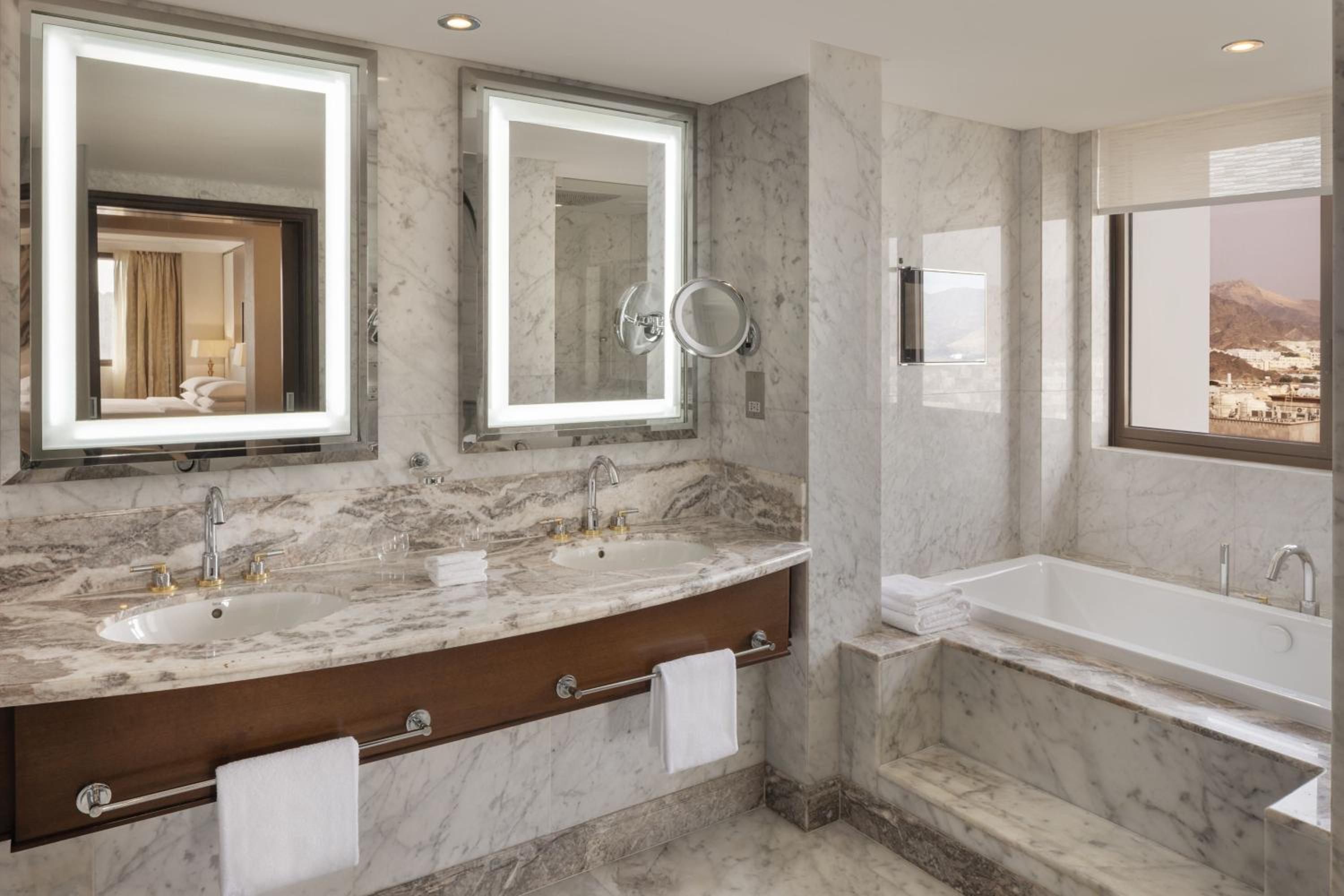 Sheraton Oman Hotel — снимок 14