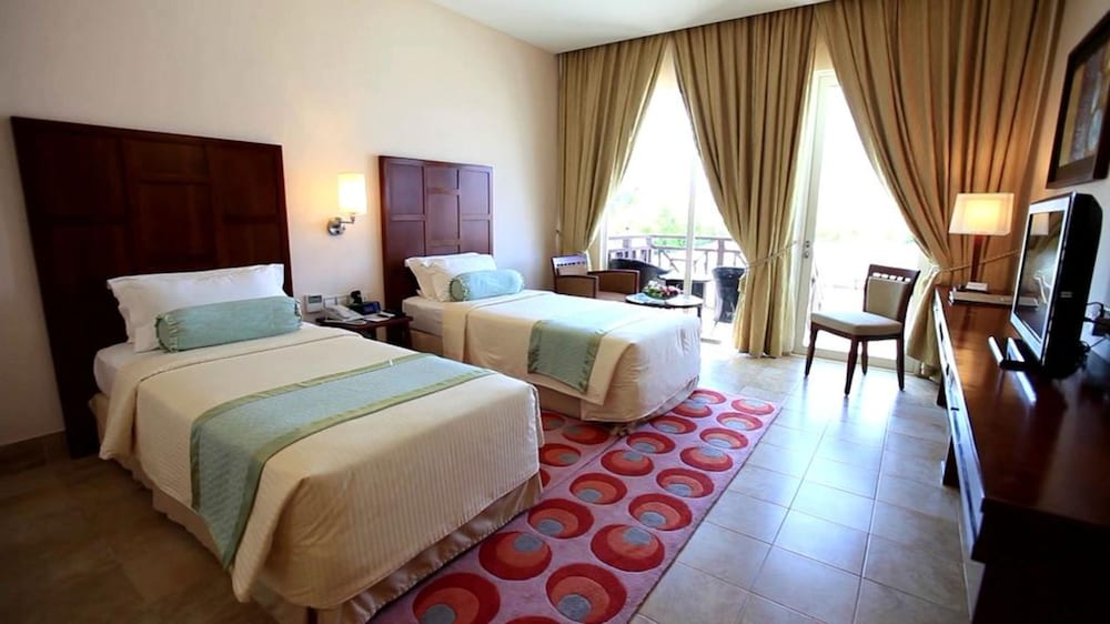 Hulhule Island Hotel — снимок 9