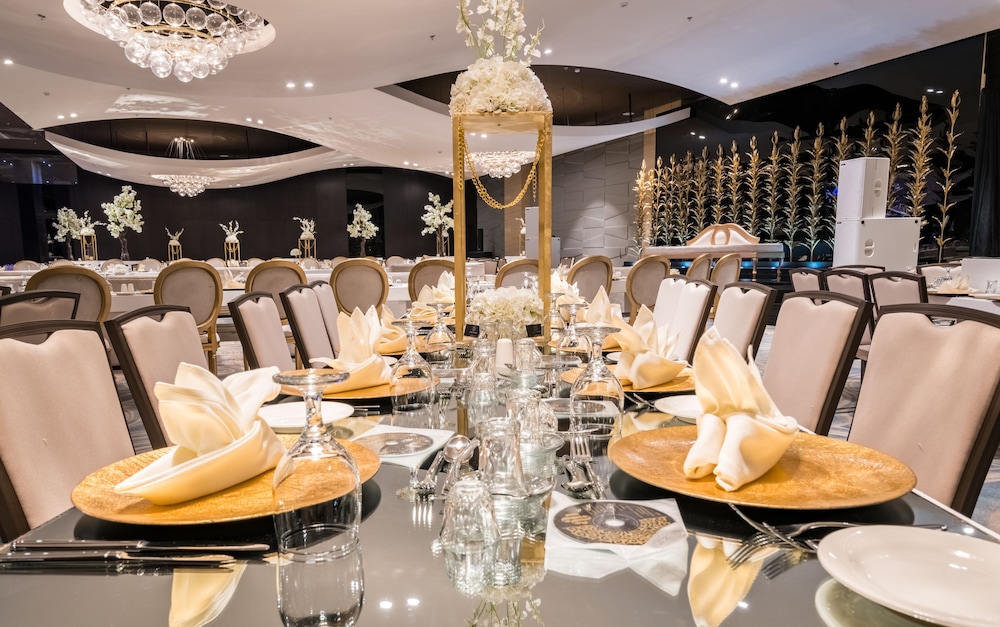 The Grove Hotel & Conference Centre — снимок 2