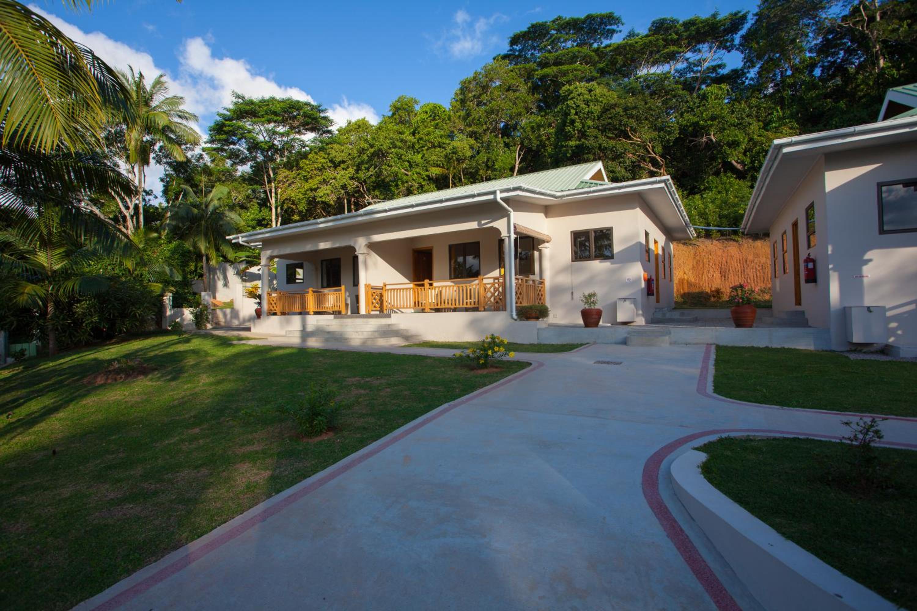 Anse Soleil Beachcomber Hotel and Self Catering — вид курорта