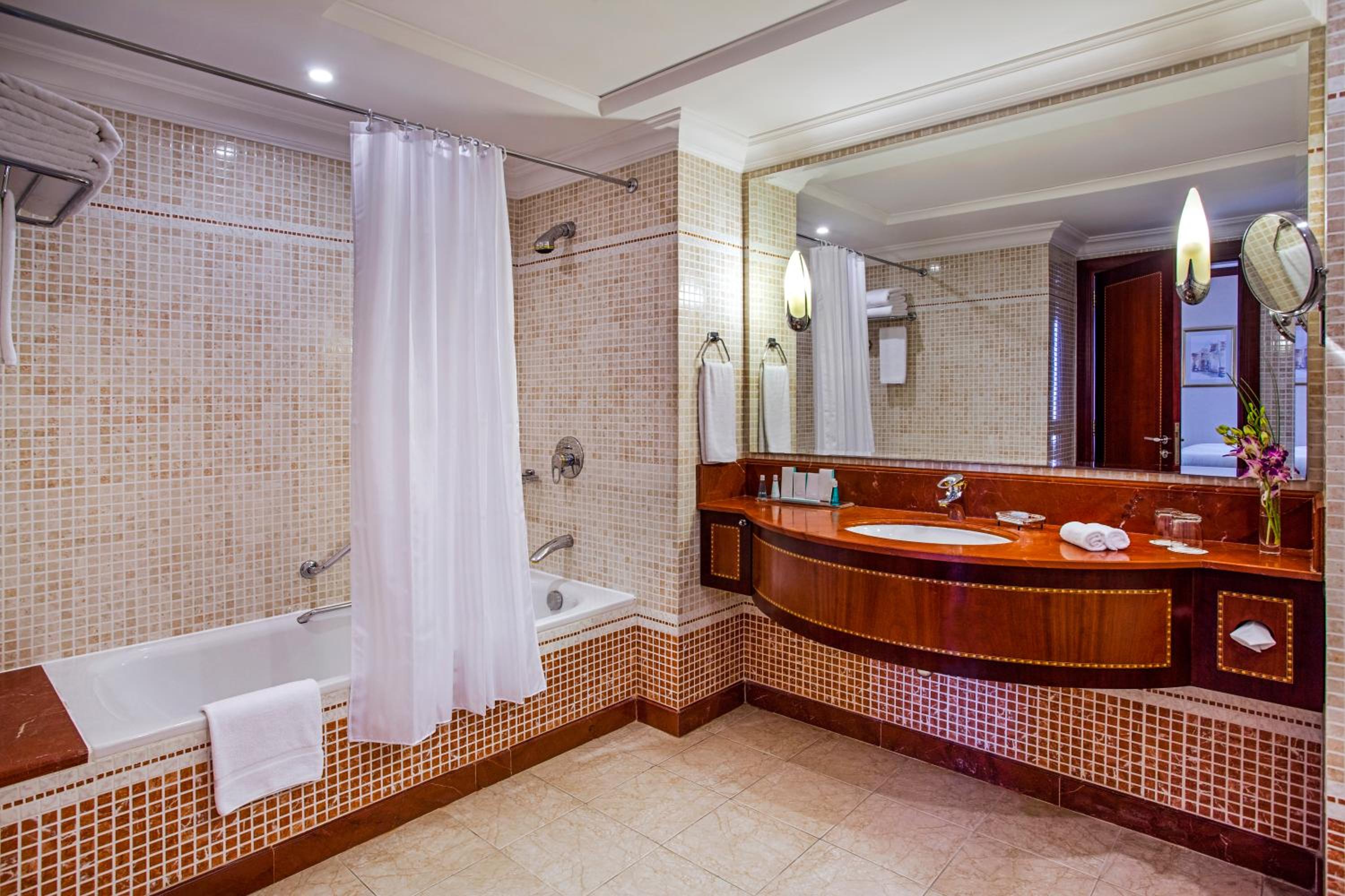 Corniche Hotel Abu Dhabi — снимок 28