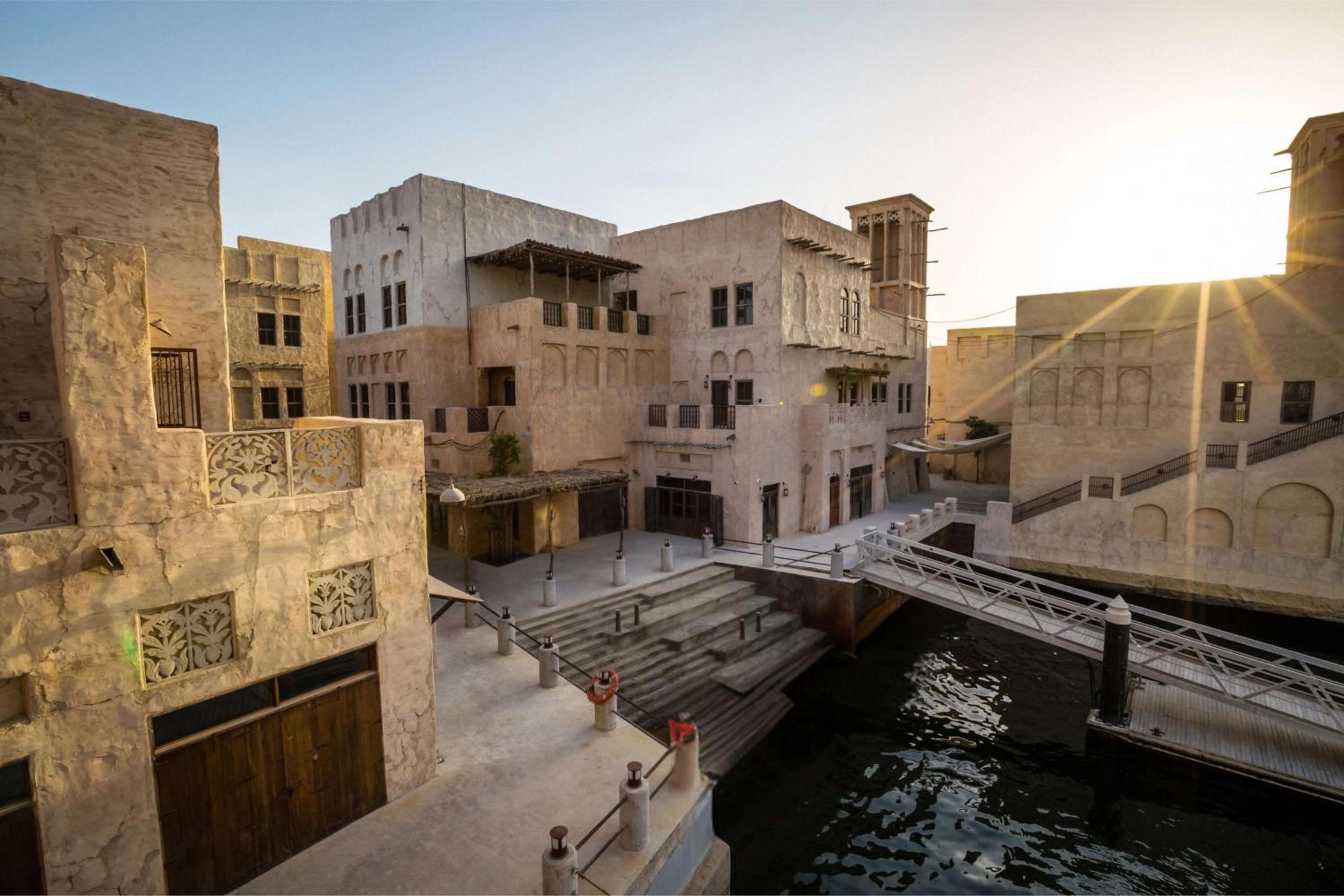 Al Seef Heritage Hotel Dubai, Curio Collection by Hilton — вид курорта