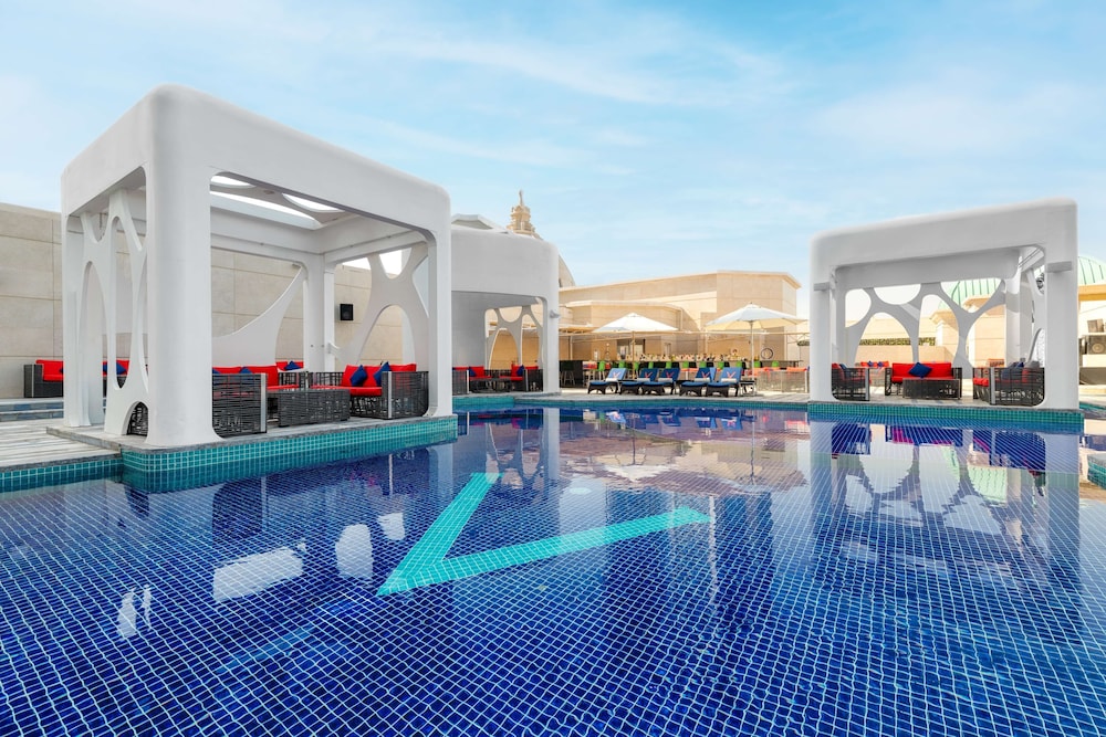 V Hotel Dubai, Curio Collection by Hilton — снимок 2