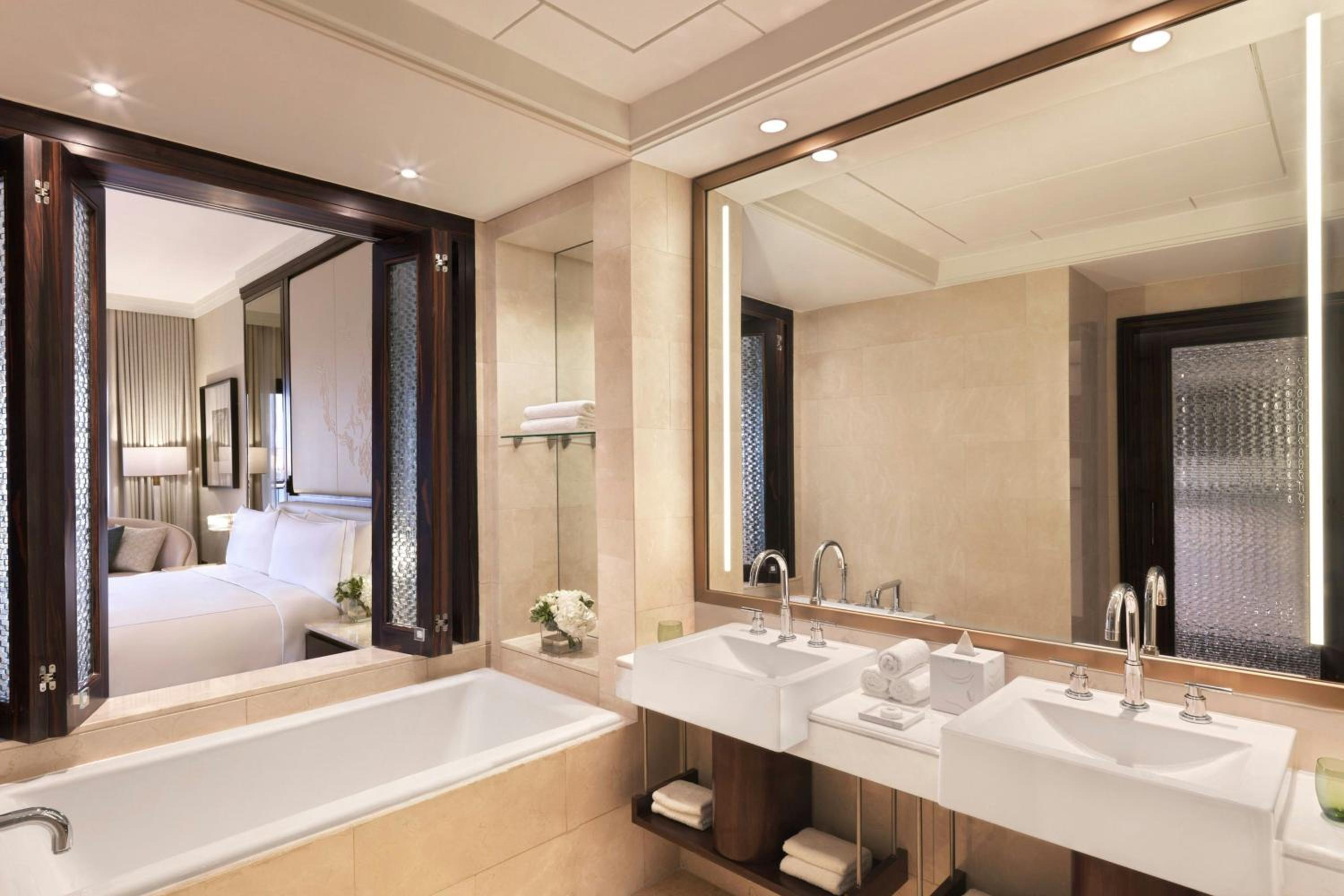 The Ritz-Carlton Abu Dhabi, Grand Canal — снимок 7