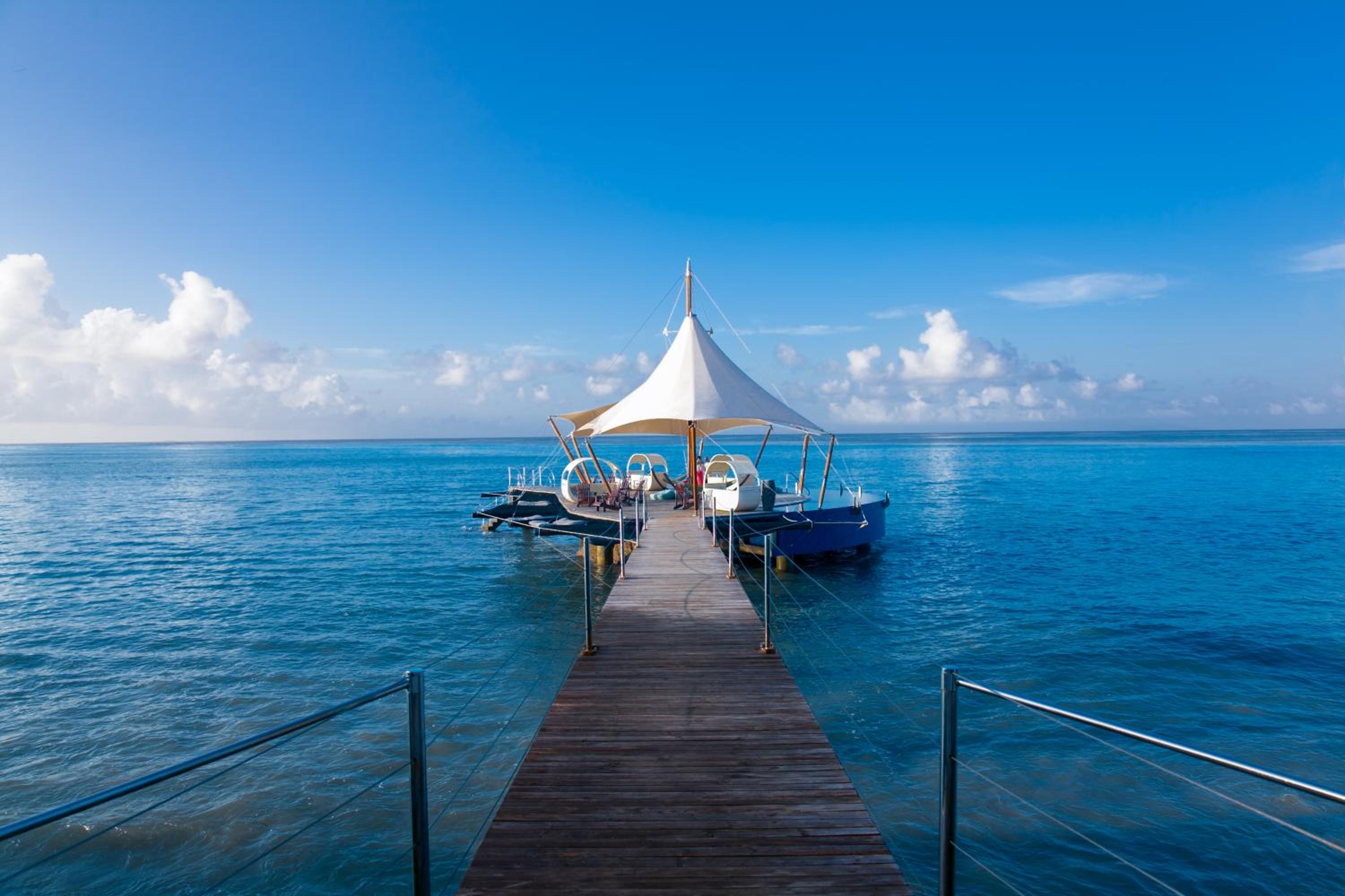 Coco de Mer Hotel and Black Parrot Suites — вид курорта
